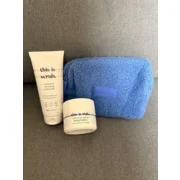 This Is Us. Scrub + Body Butter + GRATIS Teddy toilettasje