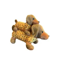 Teckelknuffels bruin met gele pyjama