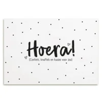 Kaart met tekst 'Hoera confetti, knuffels en kusjes voor jou'