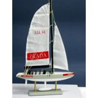 Miniatuurboot “Prada” Hoogte 40 cm Fx 246-25 B America's Cup