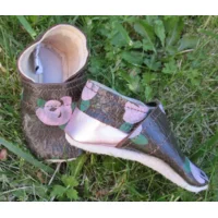 Hangemaakte slofjes met anti-slip zool - 100% Leder Crocky bruin / Roze bloem 19