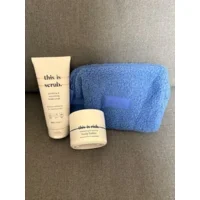 This Is Us. Scrub + Body Butter + GRATIS Teddy toilettasje