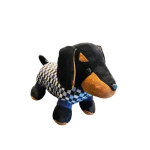 Teckelknuffel zwart met geruite pyjama