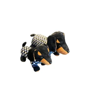 Teckelknuffels zwart met geruite pyjama