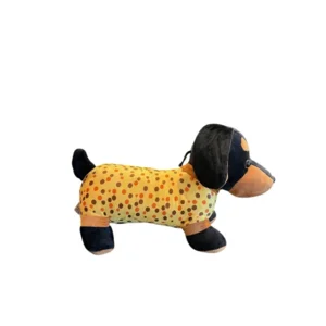 Teckelknuffel zwart met gele pyjama