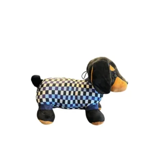 Teckelknuffel zwart met geruite pyjama