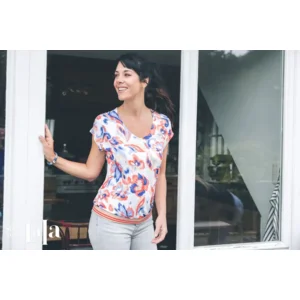 She Goes LaLa  Dames bloes: Koraal, V hals ( SHE.21 )