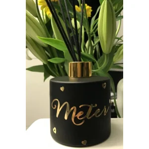 Set-parfumfles-cylinder-zwart-met-gouden-schroefdop-geurstokjes-200ml-GEPERSONALISEERD