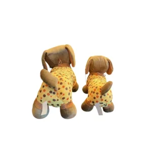 Teckelknuffels bruin met gele pyjama