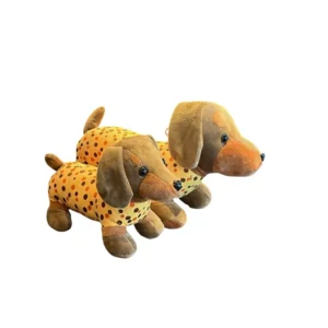 Teckelknuffels bruin met gele pyjama