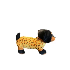 Teckelknuffel zwart met gele pyjama