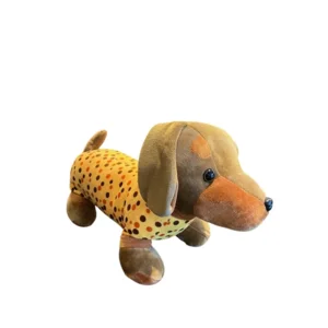 Teckelknuffel bruin met gele pyjama