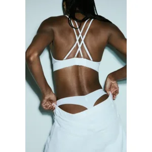 Sarda Payne string in wit