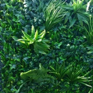 green forest -een mix van diversen soorten tropische groene kunsthaag planten. .