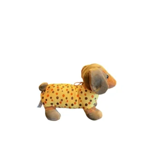 Teckelknuffel bruin met gele pyjama