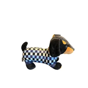 Teckelknuffel zwart met geruite pyjama