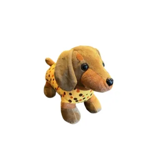 Teckelknuffel bruin met gele pyjama