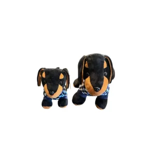 Teckelknuffels zwart met geruite pyjama