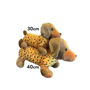 Teckelknuffels bruin met gele pyjama