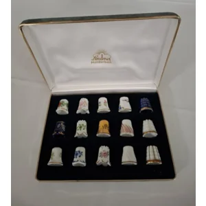 Lindner Bavaria porzellan 	Doos 15 stuks vingerhoedjes mix			Handarbeid