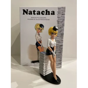 Natacha beeldje zittend op stapel strips -  in kunsthars met de hand geschilderd (25 cm)