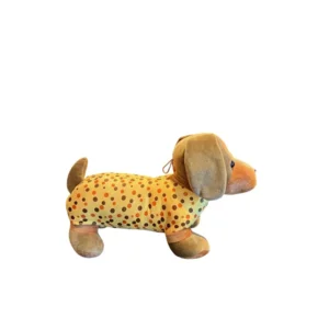 Teckelknuffel bruin met gele pyjama