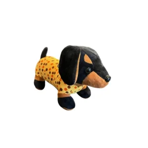 Teckelknuffel zwart met gele pyjama