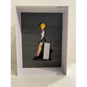 Natacha beeldje zittend op stapel strips -  in kunsthars met de hand geschilderd (25 cm)