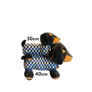 Teckelknuffels zwart met geruite pyjama